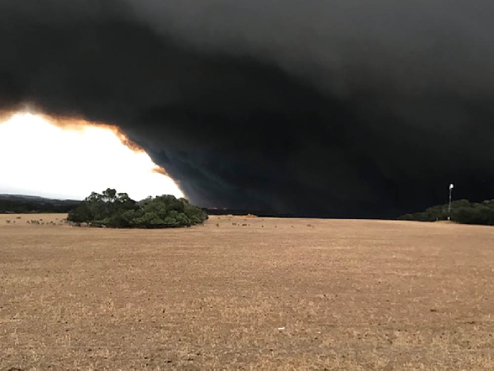 This was the scene last week from the Kangaroo Island farm home of former Moosominite Lois Kangas-Wilson as bush fires burned on a neighboring property. Lois and her family live on a farm where they and her husbands family run a 3,000-sheep operation.