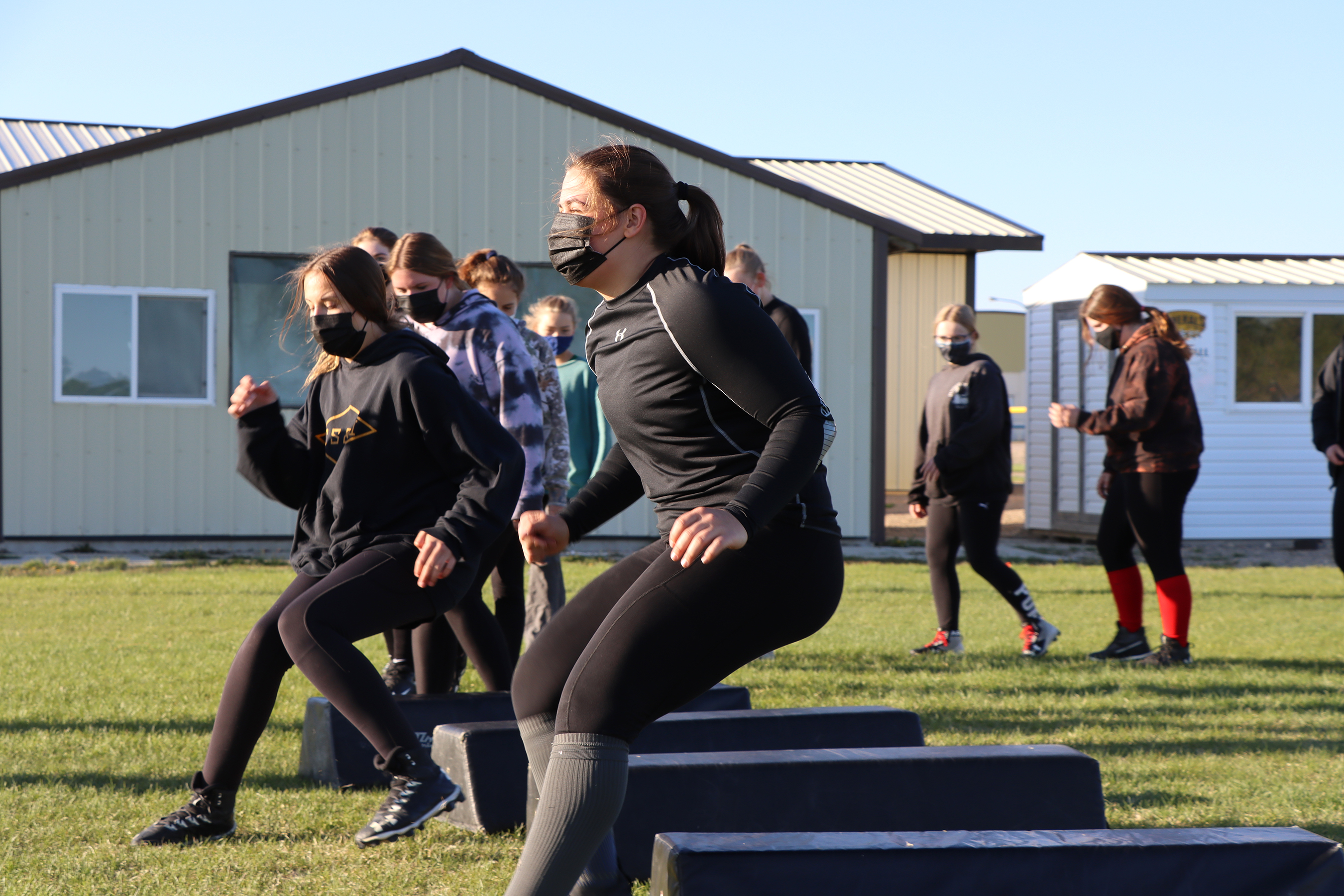 Members of the Moosomin Generals girls team<br />
practicing together last week.