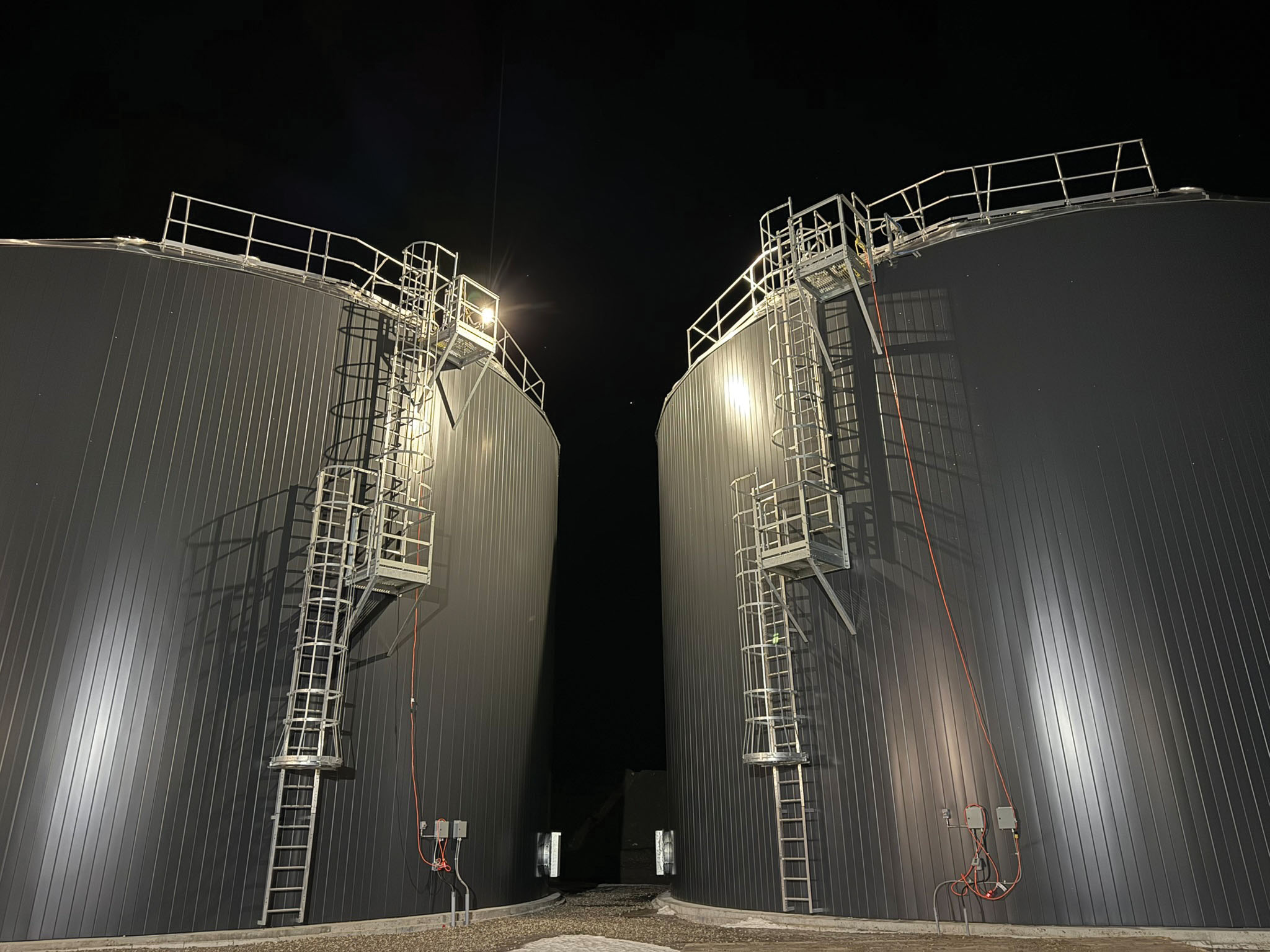 Two above-grade treated water reservoirs, and two above-grade potable water reservoirs are located east of the building. H2Flow Tanks and Systems contributed to this component of the project.<br />
