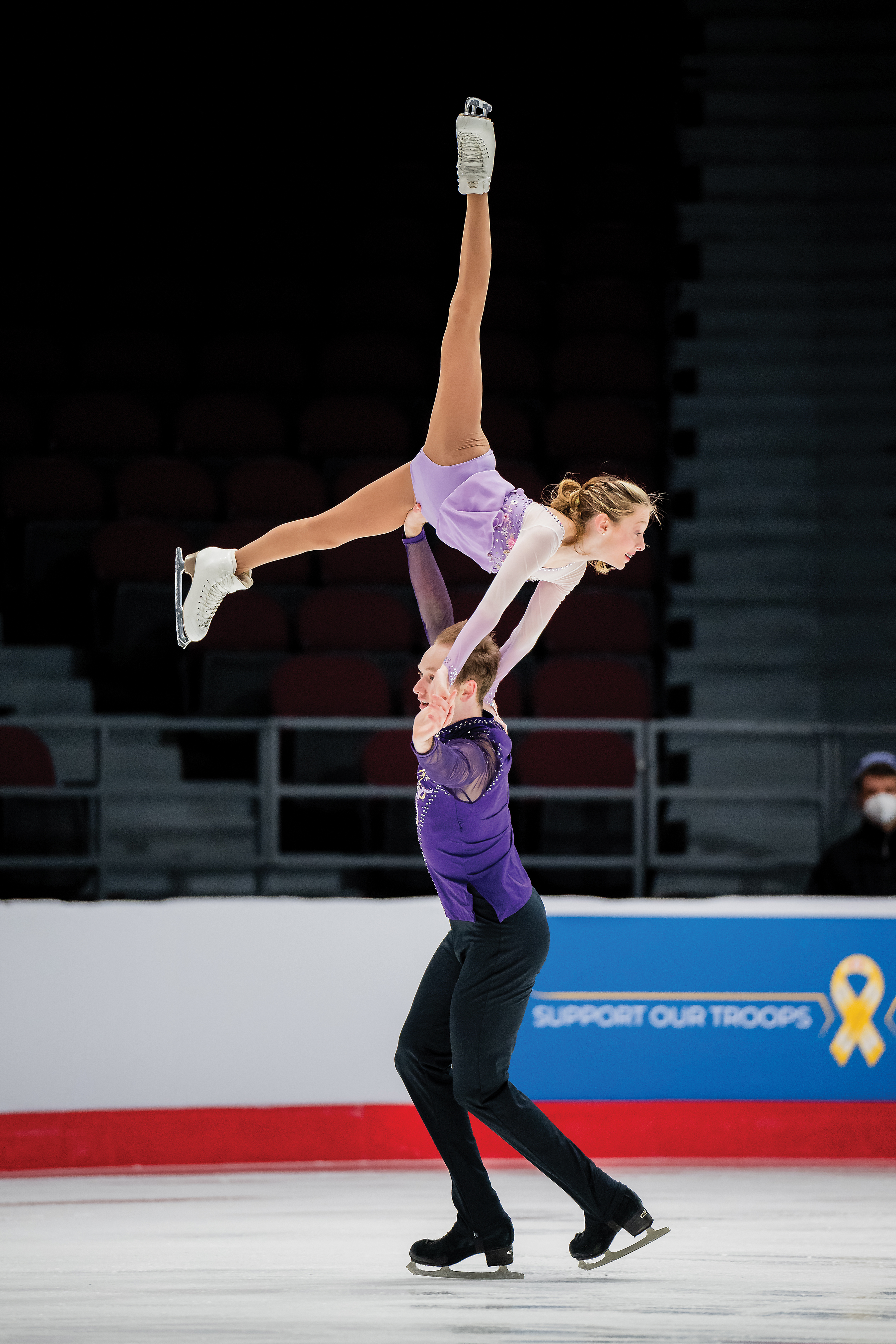 Haubrich and Homick performing during Skate Canada Nationals.